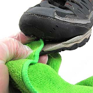Clean the shoe with alcohol before gluing.